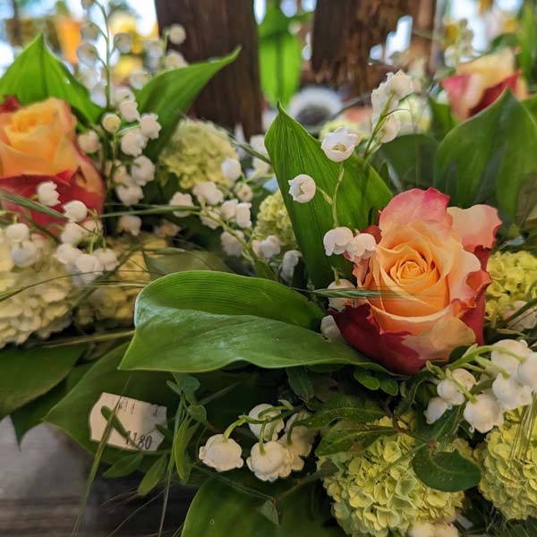 Blumen Art Manufaktur: Strauß in weiß und orange aus Rosen und Maiglöckchen